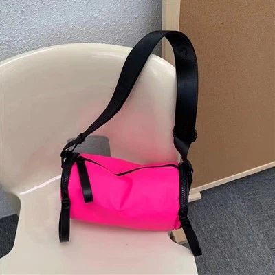 Modes spilvenu plecu somas pāri ķermenim